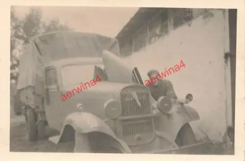 Deutscher Soldat mit LKW Opel Blitz Quartier bei Smolensk Russland Ostfront