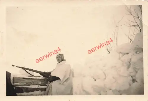 Deutscher Soldat im Wintertarn Geschütz Feuerstellung in Orel Russland Ostfront