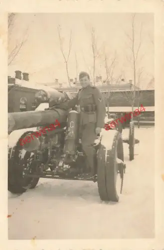 Soldat an deutschen Geschütz 15cm Haubitze in Orel Russland Ostfront