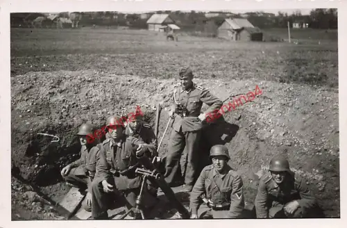 Schützgraben Soldaten mit Granatwerfer 36 beim Feuern in Schkloff Ostfront