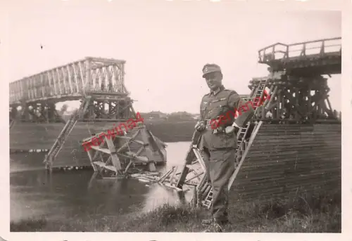 Deutscher Soldat an zerstörter Dnepr Brücke Schklow Ostfront