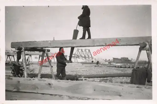 Deutsche Pioniere Bauarbeiten an Dnepr Brücke Schkloff Ostfront