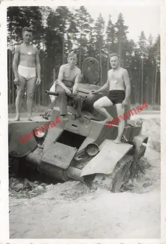 nacktte Soldaten am russischen Panzer BT-5 am Feldlager Borrisow Ostfront