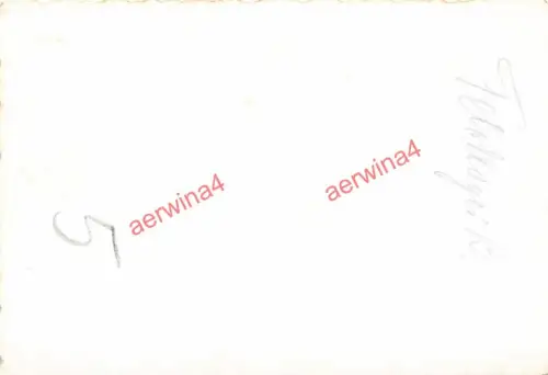 nacktte Soldaten am russischen Panzer BT-5 am Feldlager Borrisow Ostfront