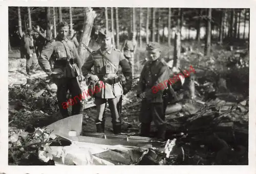 Deutsche Soldaten am abgeschossenem Flugzeug Feldlager Borrisow Ostfront