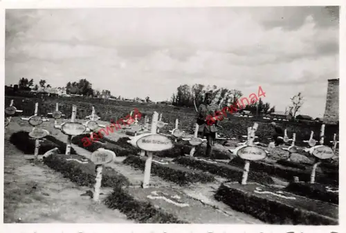 Deutsche Soldaten am Heldengrab Kamerad in Gorki Belarus Ostfront