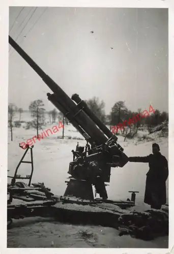 Russisches Flak 85mm M1939 deutscher Soldat bei Gorki Belarus Ostfront
