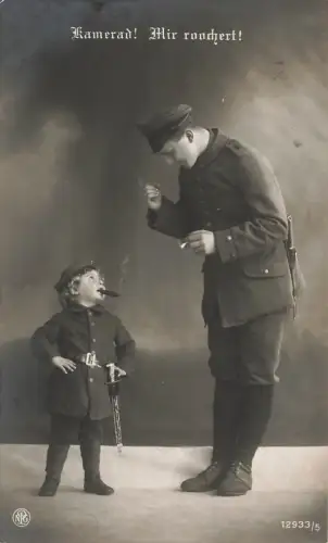 AK 1.WK Kamerad Soldat kleiner Soldat Bajonett Zigarre 1915 Patriotika Postkarte
