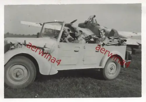 Deutsche Soldaten Kübelwagen mit Tatra 57 k am Flugzeug Me Bf 110 Griechenland