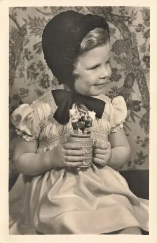 AK Kinderfoto Mädchen in Trachtenhaube mit Spieluhr 1943 gelaufen Postkarte