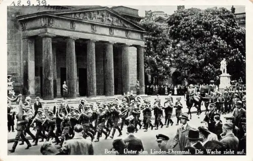 AK Berlin Unter den Linden Ehrenmal Wache zieht auf 1939 gelaufen Postkarte