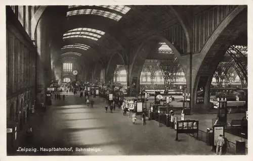 AK Leipzig Hauptbahnhof Bahnsteige Sachsen ungelaufen Postkarte