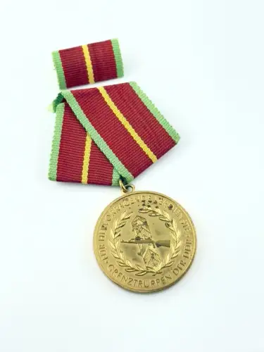DDR Verdienstmedaille der Grenztruppen der DDR in Gold Bartel 280c