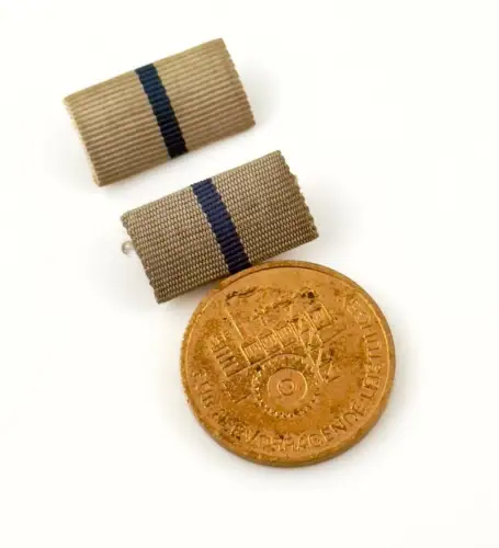 DDR Medaille für hervorragende Leistungen in der metallverarbeitenden Industrie