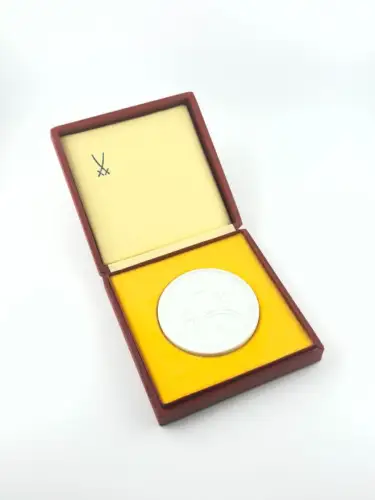 DDR Meissner Porzellan Medaille 700 Jahre Auerbach 1282-1982 weiß mit Etui