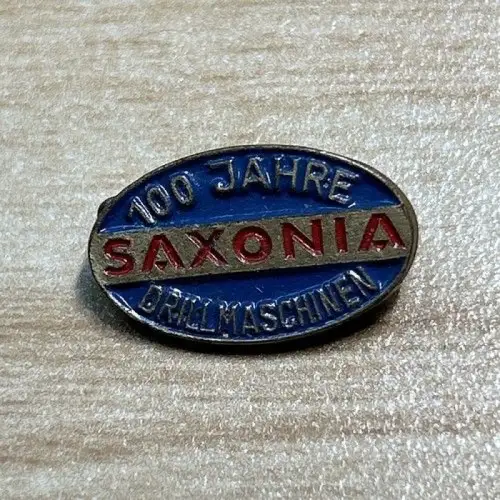 100 Jahre SAXONIA Drillmaschinen Anstecknadel Abzeichen DDR