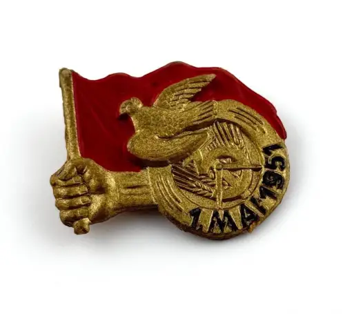 DDR Abzeichen 1. Mai 1951 Fahne Friedenstaube Fünfjahrplan Pappe