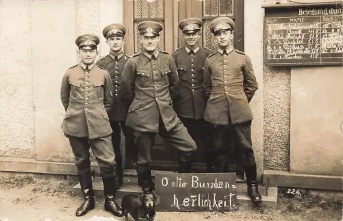 Foto-AK Reichswehr Soldaten mit Dackel am Quartier Königsbrück 1926