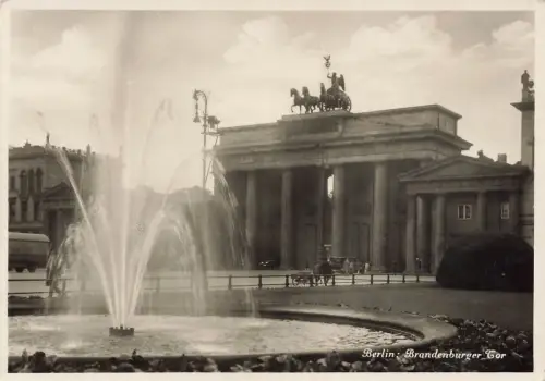AK Berlin Brandenburger Tor Springbrunnen Berlin ungelaufen Postkarte