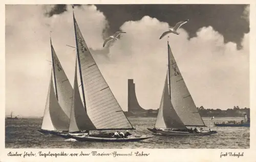 AK Kiel Segelregatta vor Marine Ehrenmal Schleswig-Holstein 1942 Postkarte
