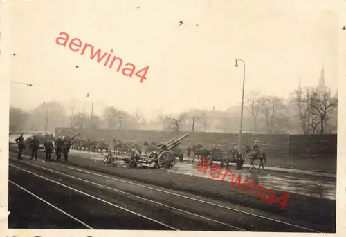 Einmarsch deutsche Soldaten Geschütze in Prag Tschechien