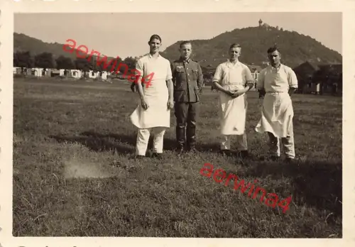 Deutsche Köche mit Soldaten vor Schloßberg Brüx Sudetenland