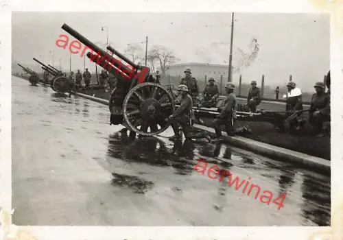 Geschütze AR. 24 in Feuerstellung in Prag Tschechien