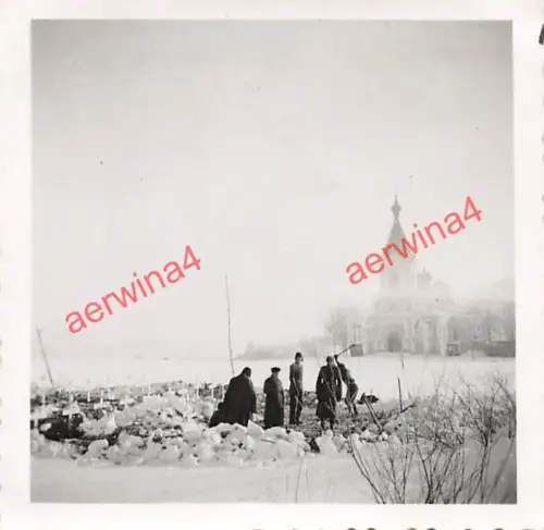 Deutsche Solodaten begraben Kameraden an Kirche Lesja Schüsselburg Leningrad Rus