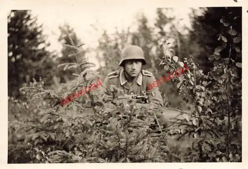 Deutscher Soldat mit MPi40 in Deckung Turyshkino Leningrad Russland Ostfront