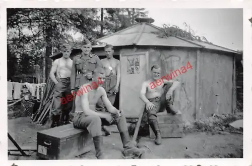 Deutsche Soldaten an der Sauna bei Woronowo bei Leningrad Russland Ostfront