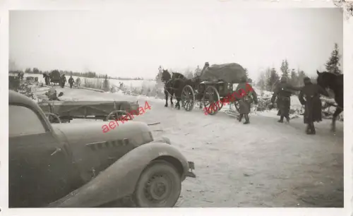Vormarsch deutsche Soldaten am PKW Peugeot bei Mga Leningrad Russland Ostfront