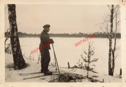 Deutscher Soldat mit Ski an der Newa Schlüsselburg Leningrad Russland Ostfront