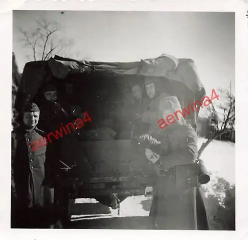 Deutsche Soldaten am LKW mit Divisionszeichen Mga Leningrad Russland Ostfront