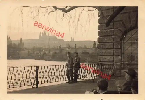 Deutsche Soldaten an der Karlsbrücke in Prag Tschechien