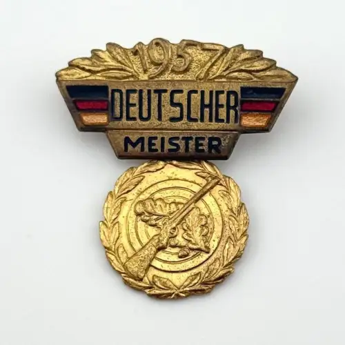 DDR Abzeichen Deutscher Meister Schießen Gewehr 1957 goldfarben