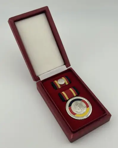 DDR Verdienstmedaille der Deutschen Demokratischen Republik im Etui