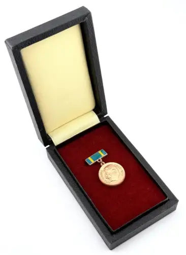 DDR CDU Abzeichen Otto-Nuschke-Ehrenzeichen in Bronze Spange lackiert