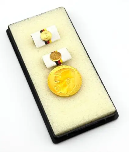 DDR Dr.-Theodor-Neubauer-Medaille in Gold Bartel 176 e
