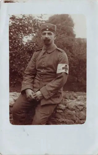 Foto 1.WK deutscher Soldat Schulterklappe 12 Sanitäter Rot-Kreuz Armbinde