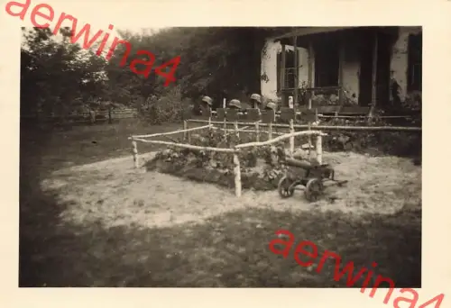 Deutsche Heldengräber Stahlhelm mit MG Maxim bei Rowno Ukraine Ostfront