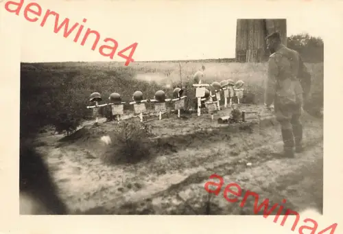 Deutsche Heldengräber Stahlhelm an Windmühle bei Rowno Ukraine Ostfront