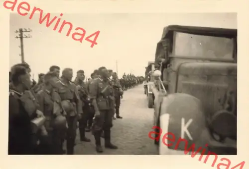 Deutsche Soldaten mit LKW auf Rollbahn Nord bei Rowno Ukraine Ostfront