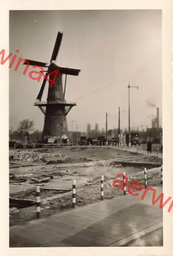 Deutsche LKW an Windmühle beim Vormarsch 2. WK