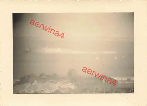 Aufnahme durch Scherenfernrohr nach Hafen Cherbourg Frankreich