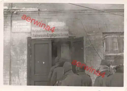 Deutsche Soldaten an Entlausungsanstalt in Sytschowka Russland Ostfront