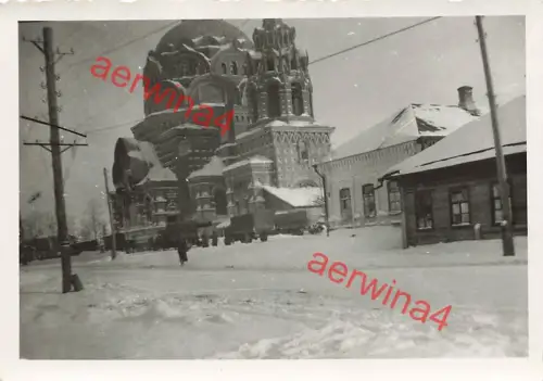 Deutsche LKW an der Kirche in Sytschowka Russland Ostfront