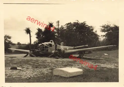 Abgeschossenes französisches Flugzeug Potez 63 bei Cherbourg Frankreich