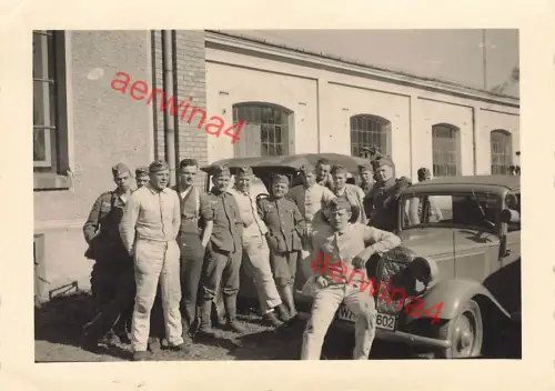 Deutsche Soldaten mit PKW an Spinnerei in Gramatneusiedl Marienthal Österreich