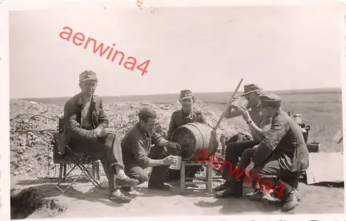 Deutsche Soldaten mit Bierfass am Bunker Smolensk Russland Ostfront
