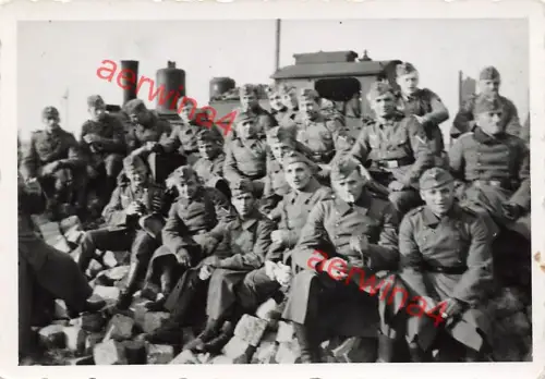 Deutsche Soldaten AR. 51 an Dampflok in Mühldorf Österreich